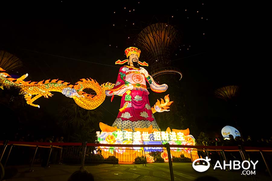Where to go during CNY 2024 in Singapore - River Hongbao - Illuminated Dragon & God of Fortune centrepiece