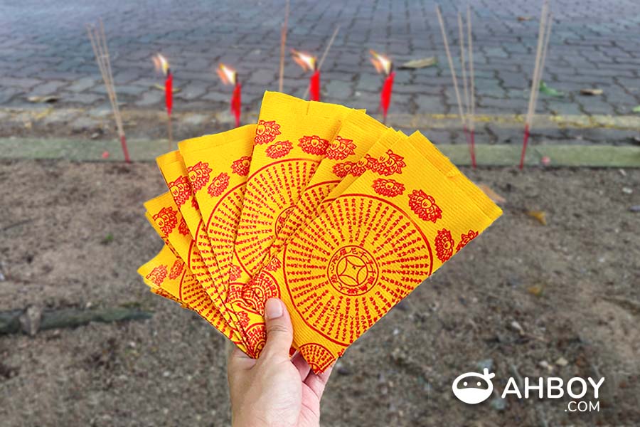 Hungry Ghost Festival in Singapore - Roadside offerings and the burning of joss paper