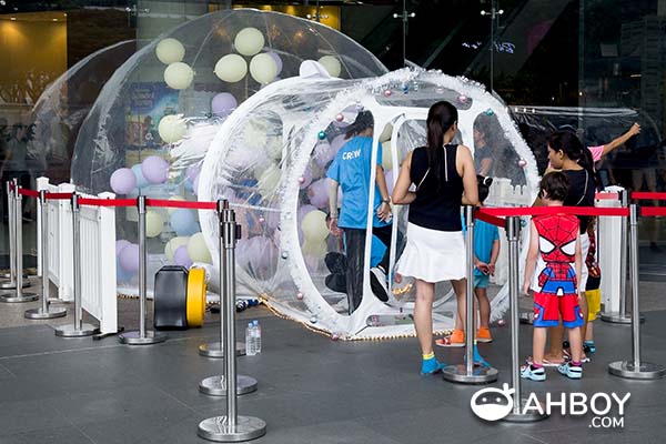 Plaza Singapura Christmas Village 2023 2024 - Kids waiting to try the balloon-catching game