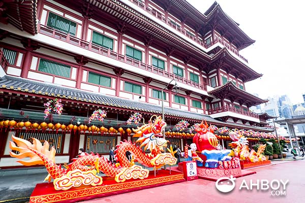 Chinatown CNY 2024 - Dragon installations in front of Buddha Tooth Relic Temple that visitors can take photos with