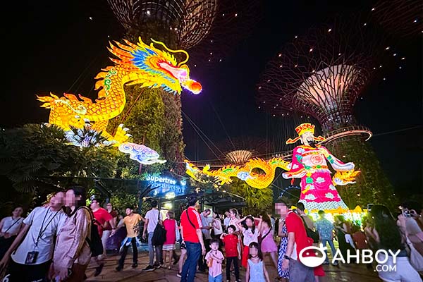 River Hongbao 2024 春到河畔 - Centre-piece Prosperous Year of the Dragon lighted lantern at SuperTree Observatory