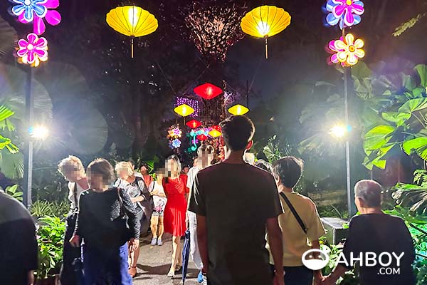 River Hongbao 2024 春到河畔 - Festive decorated walkway to SuperTree Grove