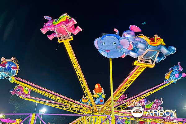 River Hongbao 2024 春到河畔 - Flying elephant amusement ride by Uncle Ringo beside the food bazaar