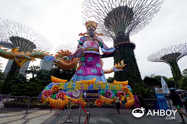 River Hongbao 2024 春到河畔 - God of Fortune 财神爷 statue in the day