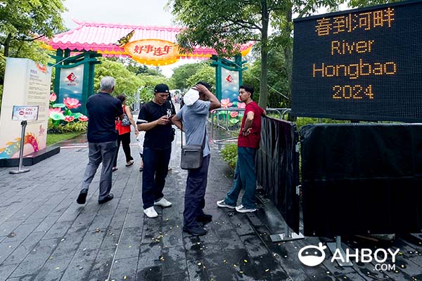 River Hongbao 2024 春到河畔 - Tourists waiting to enter the event venue close to opening hours
