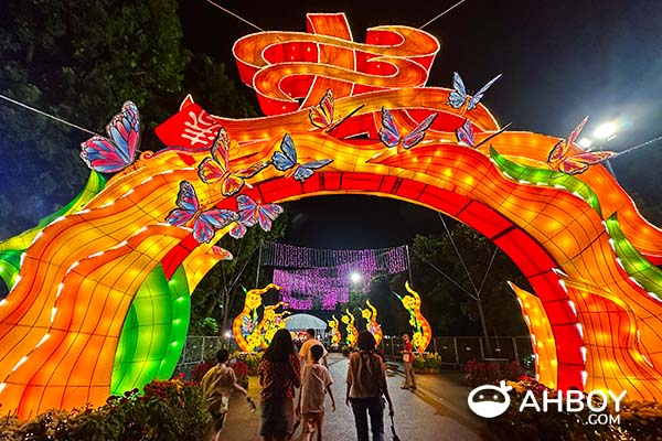 River Hongbao 2024 春到河畔 - Welcome Arch at Meadows carpark 春字入口