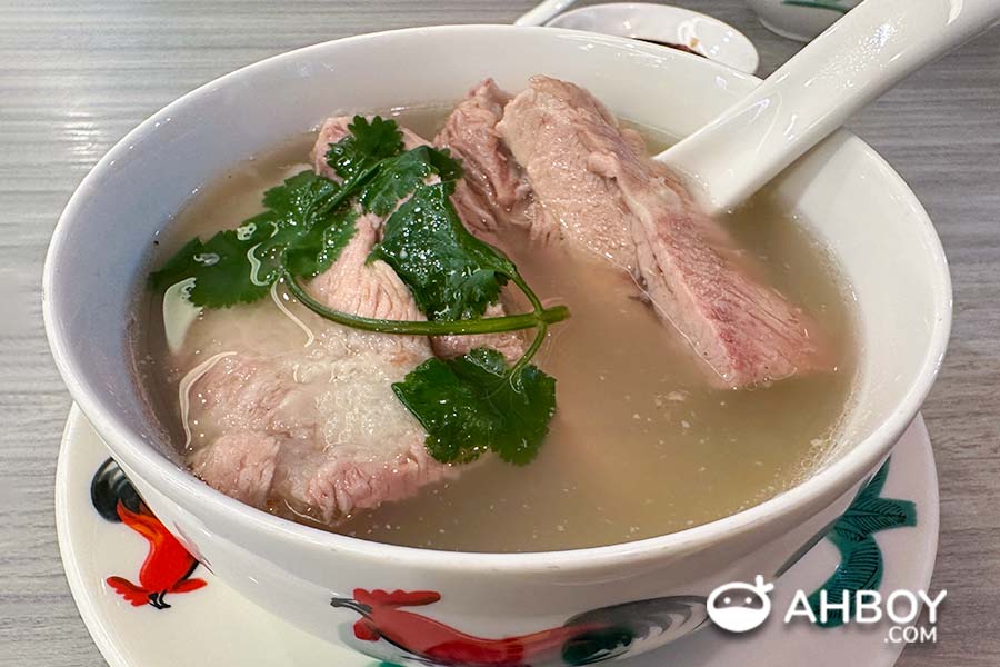 Food to eat in Singapore - Hawker food - Bak Kut Teh (Peppery Pork Soup)