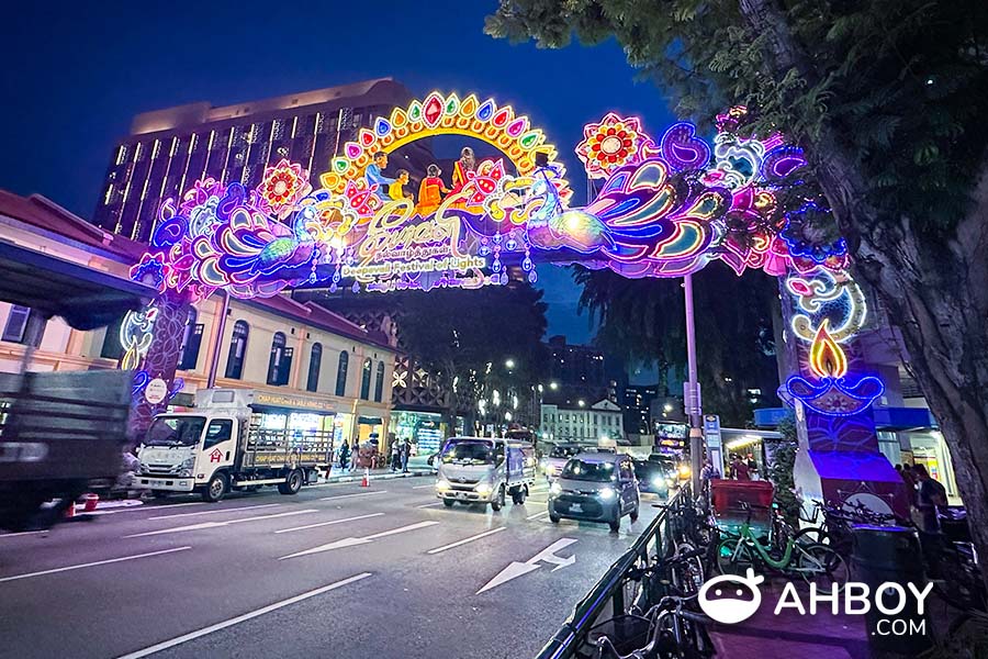 Singapore Festivals - Deepavali - Festivities and decorations for the Festival of Lights in the Little India district