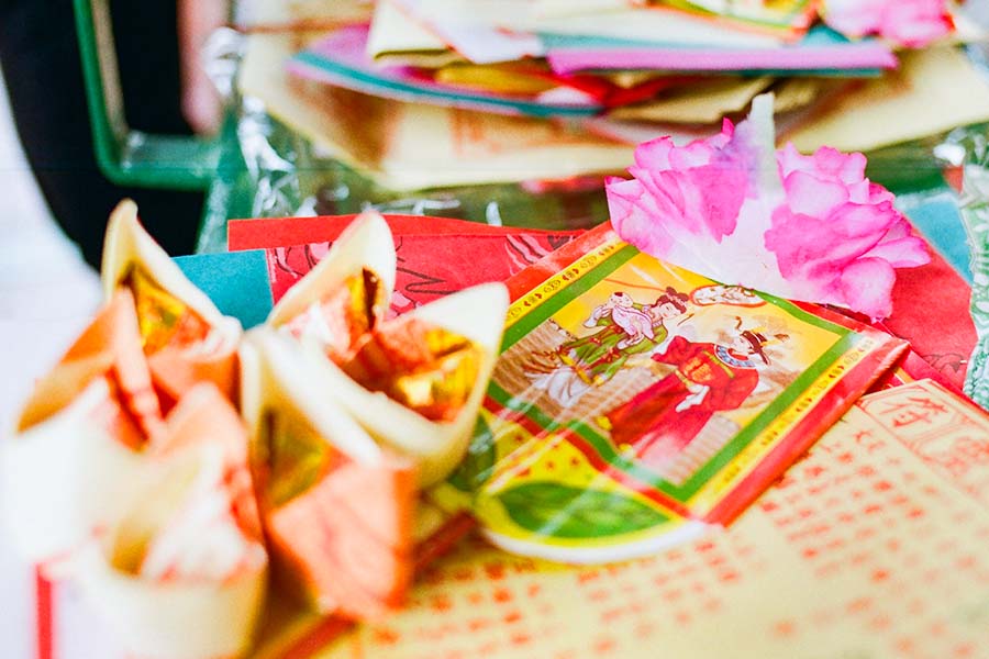 Singapore Festivals - Hungry Ghost Festival - Burning joss paper with food offerings to spirits