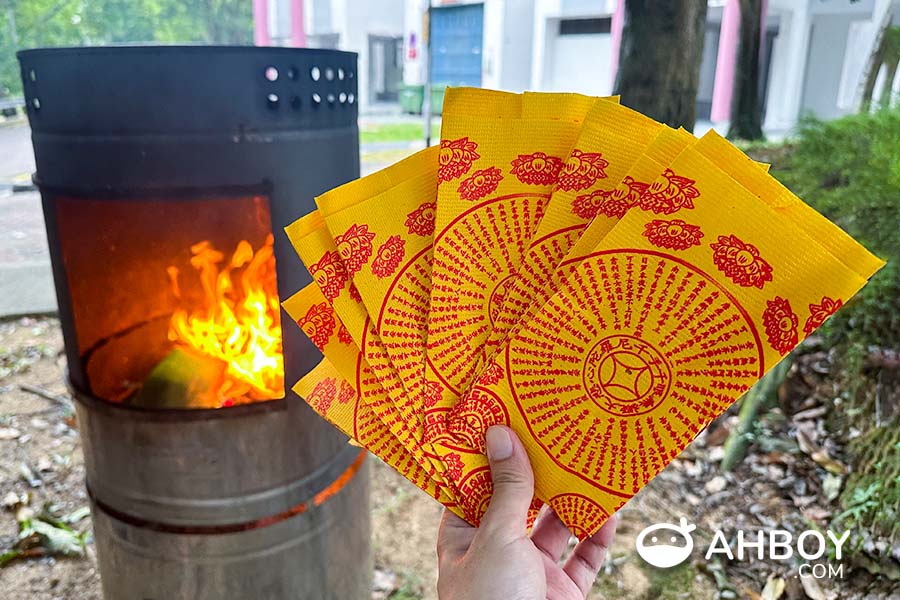 Singapore Festivals - Hungry Ghost Festival - Burning joss paper with food offerings to wandering spirits