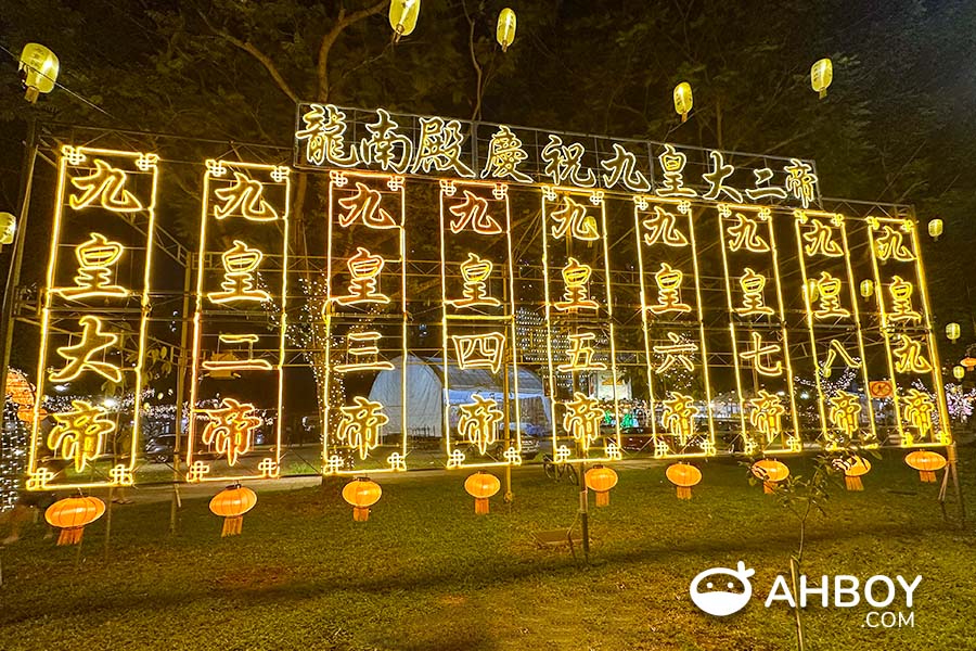 Singapore Festivals - Nine Emperor Gods Festival - Devotees follow a vegetarian diet while participating in the rituals of inviting and sending off the gods